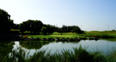 高爾夫教學：三桿洞，四面環(huán)水的5號洞怎么打？